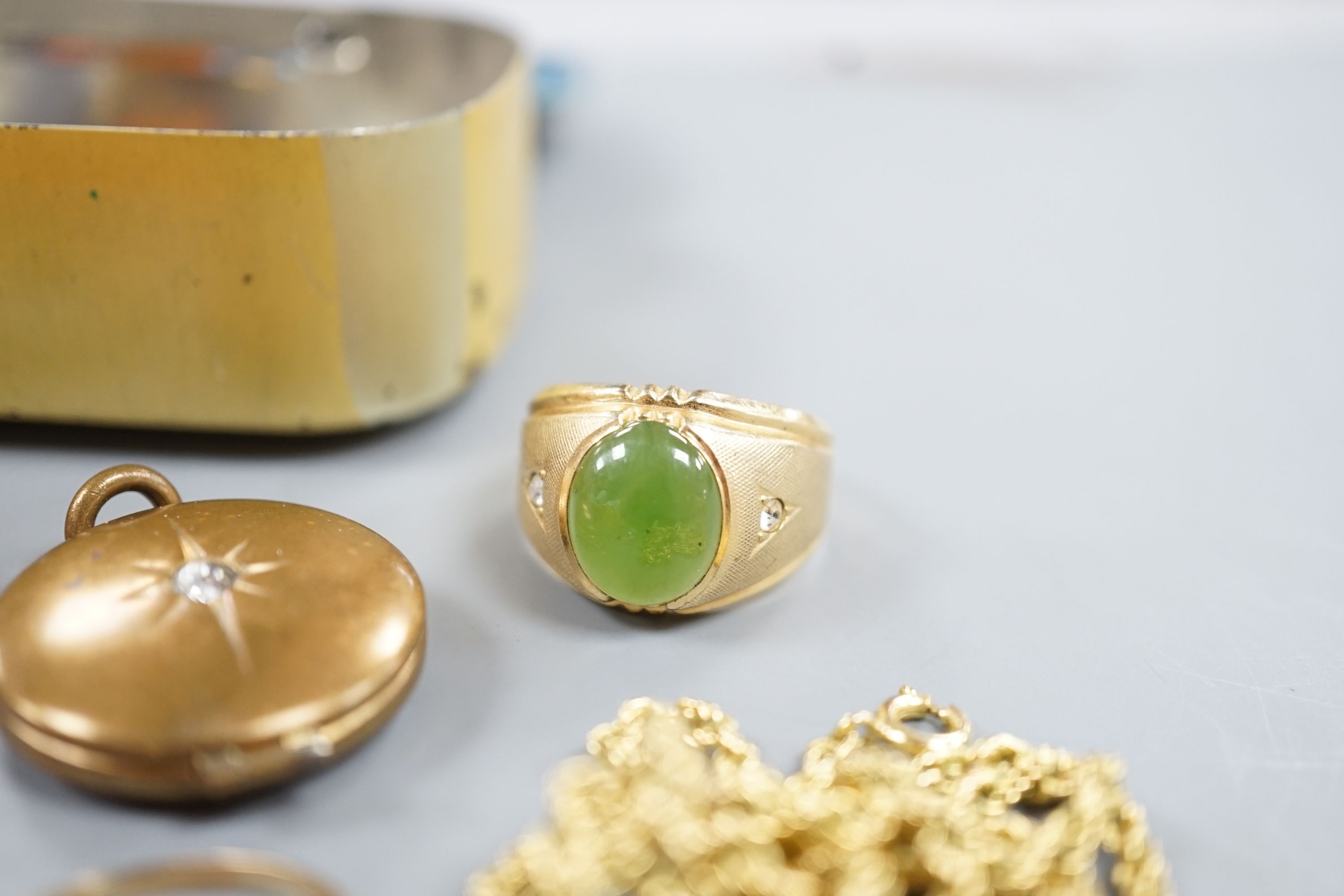 Mixed jewellery including an amber necklace, gross 34 grams, loose gemstones, a 9ct and simulated diamond ring and other minor jewellery.